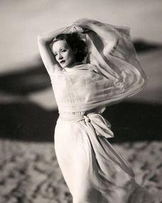 赤身女明星,勇敢挑战极限，展现无畏风采